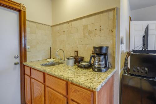 Η κουζίνα ή μικρή κουζίνα στο Studio in Fredericksburg Winery with Shared Hot Tub