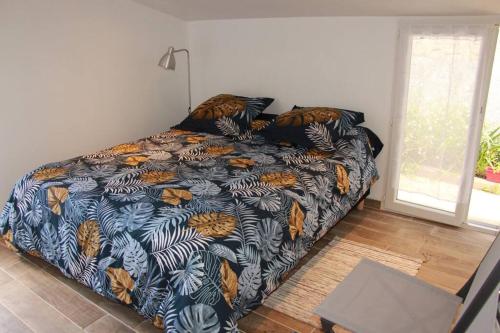 Ένα ή περισσότερα κρεβάτια σε δωμάτιο στο La Sardinière, Charmante maison dans un jardin