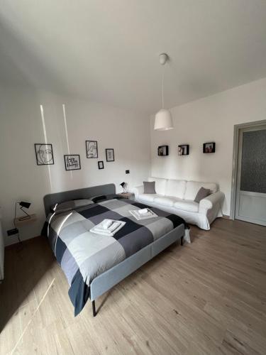 1 dormitorio grande con 1 cama grande y 1 sofá en Le stanze di Alicam, en Arona