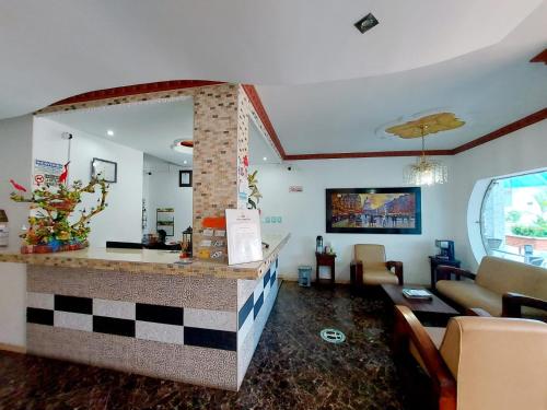 um átrio com um balcão e uma sala de estar em Hotel San Diego em Yopal