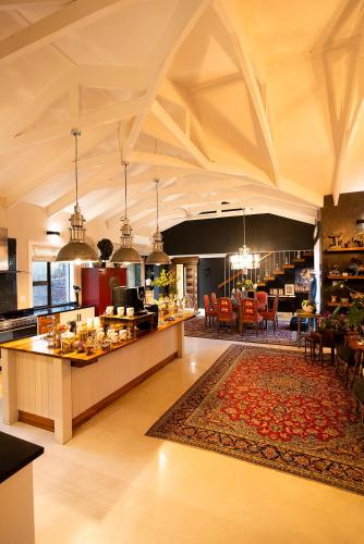 Makanan di atau berdekatan hotel