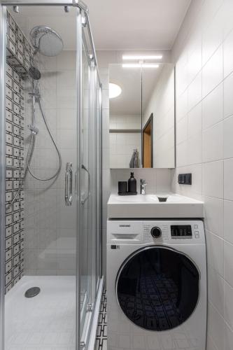 una lavatrice in un bagno con doccia di Balcia Residence a Riga