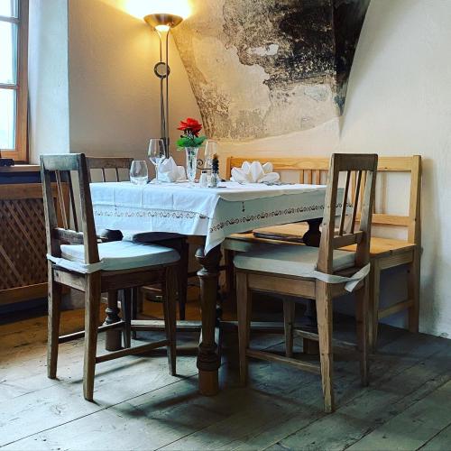 a table with two chairs and a table with a white table cloth at Landhotel Gasthof Zum Löwen in Rodengo