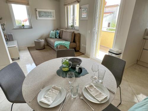 BELA - Apartment Baska mit Balkon und großzügiger Poolarea