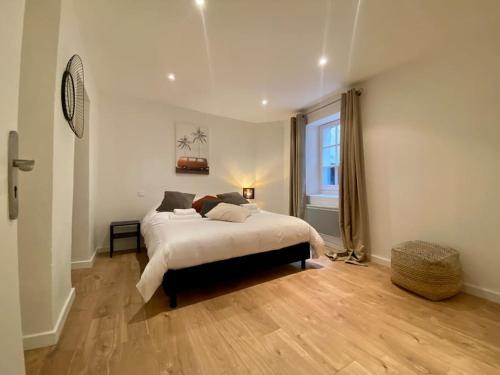 sypialnia z łóżkiem i dużym oknem w obiekcie Appartement Centre ville, Cannes le Suquet w Cannes