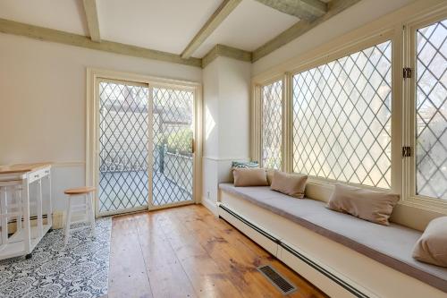 Χώρος καθιστικού στο Idyllic Escape with Deck in East Sandwich!