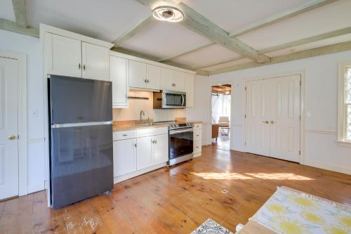 Η κουζίνα ή μικρή κουζίνα στο Idyllic Escape with Deck in East Sandwich!