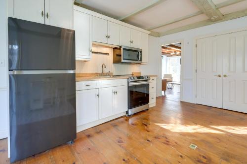 Η κουζίνα ή μικρή κουζίνα στο Idyllic Escape with Deck in East Sandwich!