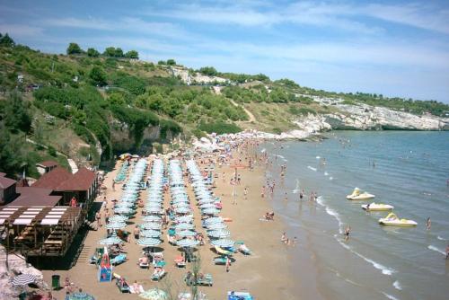 una playa con un montón de gente y sombrillas en Villa Mirabilis, en Vieste