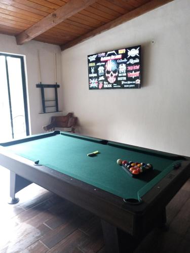 a pool table in a room with a tv at Mazamitla Pinos del Rio in Mazamitla