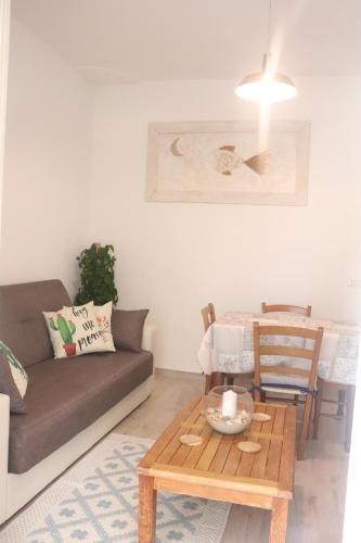sala de estar con sofá y mesa en casa oleandri, en Golfo Aranci