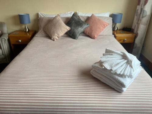 - un lit avec 2 oreillers dans l'établissement An Escape for 2: Near a Castle Island in Scotland, à Kinross