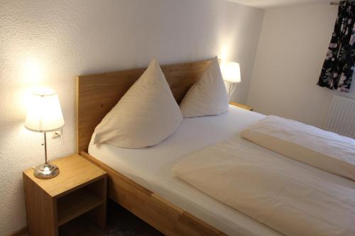 Un dormitorio con una cama con dos almohadas encima. en Ferienhaus Franzl, en Schwangau