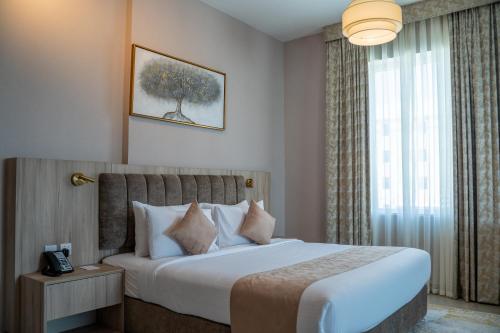 una camera d'albergo con letto e finestra di Best Western Plus Dubai Academic City a Dubai