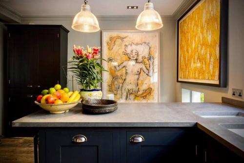 Kuchyň nebo kuchyňský kout v ubytování Kings Cross, self-contained house & private garden