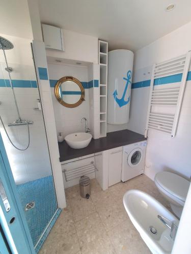 une salle de bain avec un lavabo et une machine à laver dans l'établissement SEA SIDE, à Mandelieu-la-Napoule
