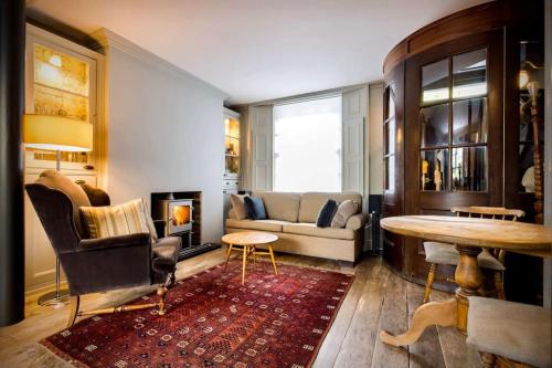 Posezení v ubytování Kings Cross, self-contained house & private garden