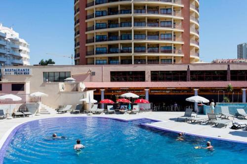 un gruppo di persone in una piscina in un hotel di Clube Praia Mar Portimão - Apartamento a 200 mts da Praia a Portimão