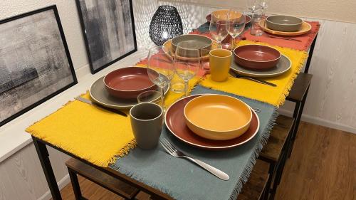 une table avec des assiettes et des verres à vin dessus dans l'établissement L'Alcove, à Carcassonne