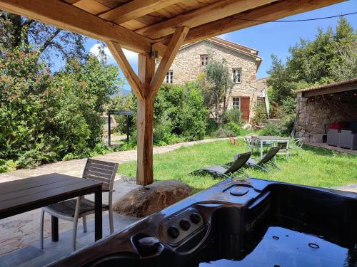 Κήπος έξω από το Entre mer & maquis, l'âme de la Corse en gîtes de charme avec jacuzzi, proche Ajaccio
