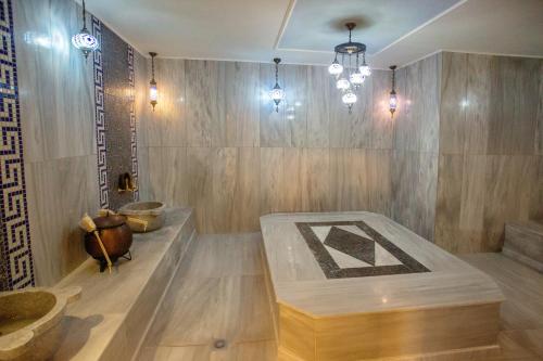 baño con bañera y pared de madera en Kavala Resort & Spa, en Nea Karvali