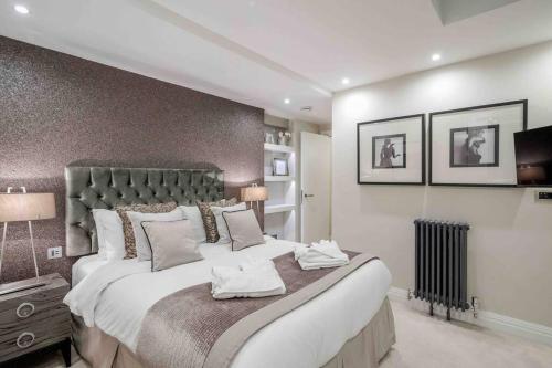 - une grande chambre avec un grand lit blanc dans l'établissement Covent Garden / Trafalgar / Leicester Sq Diamond, à Londres