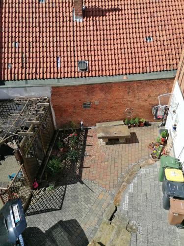an overhead view of a courtyard with a brick building at Monteurs-Ferienwohnung in Wolfhagen