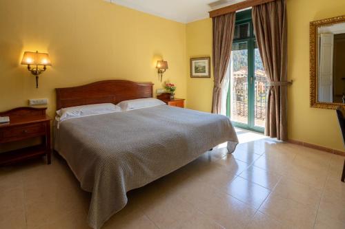 Кровать или кровати в номере Hotel de Camprodón