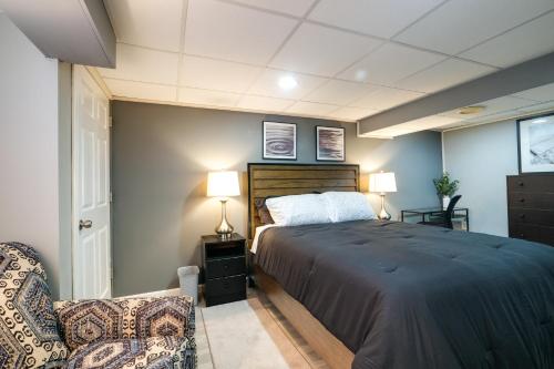 En eller flere senge i et værelse på Quaint Forest Heights Escape about 9 Mi to Downtown DC
