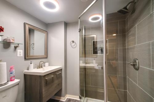 W łazience znajduje się szklana kabina prysznicowa i umywalka. w obiekcie Quaint Forest Heights Escape about 9 Mi to Downtown DC 