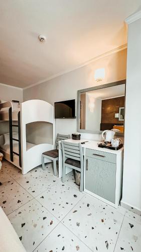 Dapur atau dapur kecil di Tonoz Beach Hotel