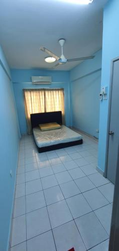 um quarto com uma cama no canto de um quarto em Mandy Court Apartment em Kuala Lumpur