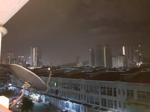 uma vista da cidade à noite com um satélite em Mandy Court Apartment em Kuala Lumpur