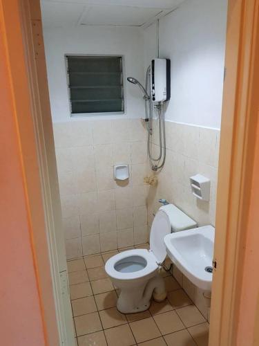 uma casa de banho com um WC e um lavatório em Mandy Court Apartment em Kuala Lumpur