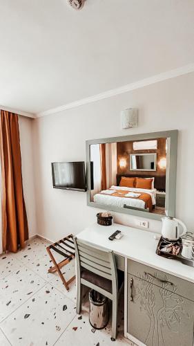 Televisyen dan/atau pusat hiburan di Tonoz Beach Hotel