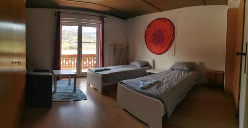 Cette chambre comprend 2 lits et une fenêtre. dans l'établissement Bike hostel Schladming, à Schladming