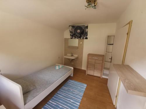 Camera piccola con letto e lavandino di Bike hostel Schladming a Schladming