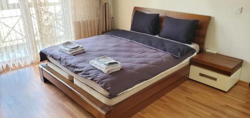 - une chambre avec un lit et 2 serviettes dans l'établissement Ata, à Istanbul