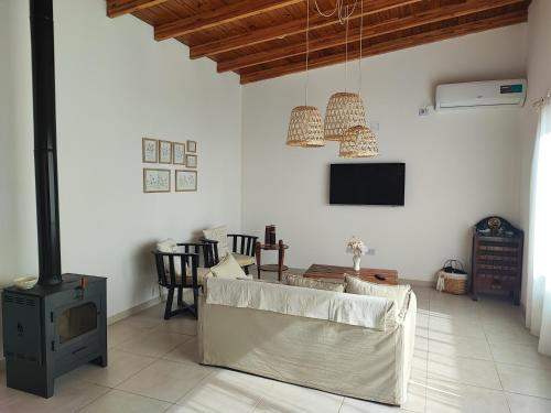 a living room with a fireplace and a stove at Quinta El Hornero in Esperanza