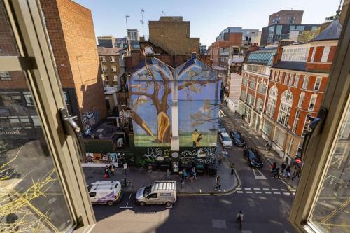 een raam met uitzicht op een straat bij The Soho STAR in Londen