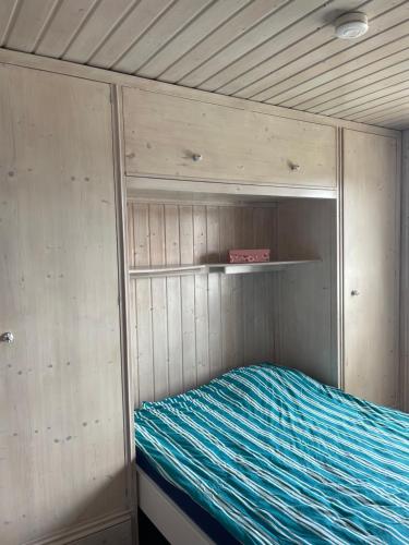 um quarto com uma cama num quarto de madeira em Petras Ferienwohnung em Villingen-Schwenningen