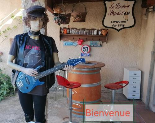 een mannequin met een gitaar voor een winkel bij MES NUITS VINTAGE EN COMBI in Robion en Luberon
