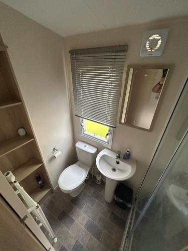 uma casa de banho com um WC, um lavatório e um chuveiro em Delightful Holiday Home at River Valley near Penzance em Penzance