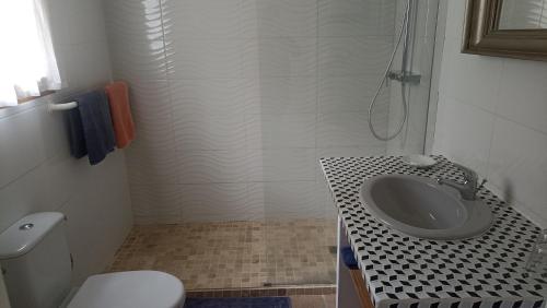łazienka z umywalką i toaletą w obiekcie jour aprés jour au mas d'alzas chambres d hotes et gite w mieście Serviers-et-Labaume