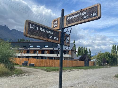 a street sign in the middle of a road at ENTREVERDES Departamentos in El Bolsón