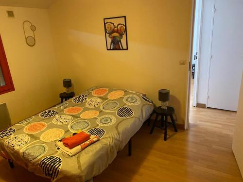 ein kleines Bett in einem Zimmer mit einem Tisch in der Unterkunft Chambre privée dammarie les lys in Dammarie-les-Lys