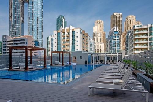 Bazén v ubytování Lovely apartment that can sleep 3 in Dubai Marina! nebo v jeho okolí