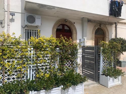 a white house with a fence and some plants at Terrazza sui Trabocchi in Marina San Vito