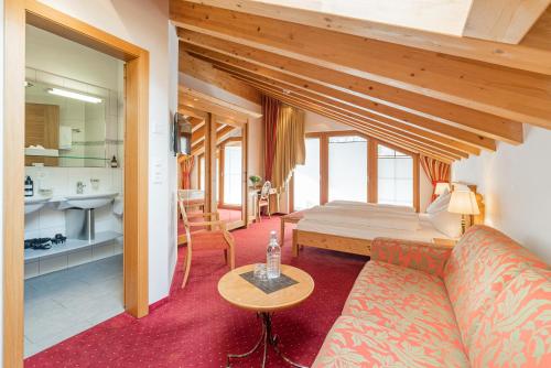 uma sala de estar com um sofá e uma cozinha em Mountain Paradise em Zermatt