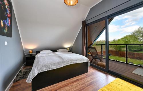 een slaapkamer met een bed en een groot raam bij Lovely Home In Ferdinandovac With Jacuzzi in Ferdinandovac